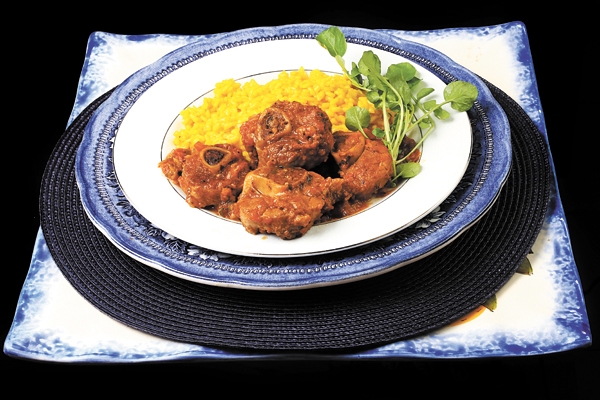 As formas de preparar o osso buco e o risoto são originárias da Lombardia, cuja capital é Milão, daí o “alla milanese” que caracteriza muitas iguarias desta região que se tornou importante para a gastronomia europeia desde séculos